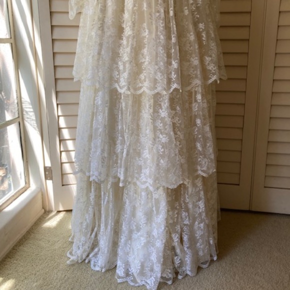 Vintage Ivory Lace Wedding Gown - Picture 5 of 16